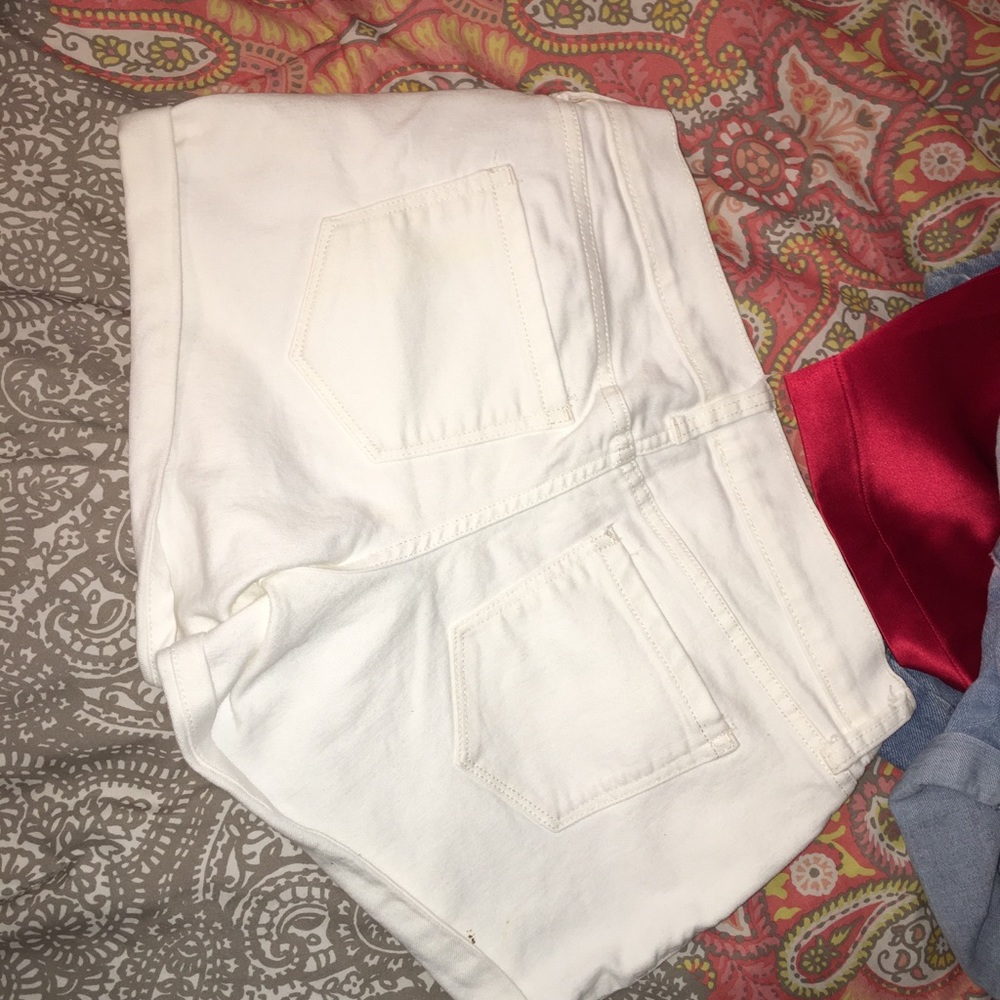 WHITE SHORTS - Picture 3 of 5